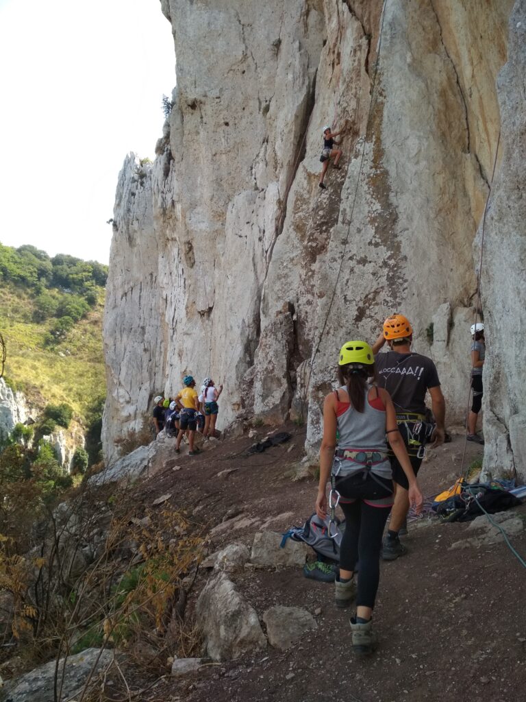 falesia di gazzara gruppo climbers